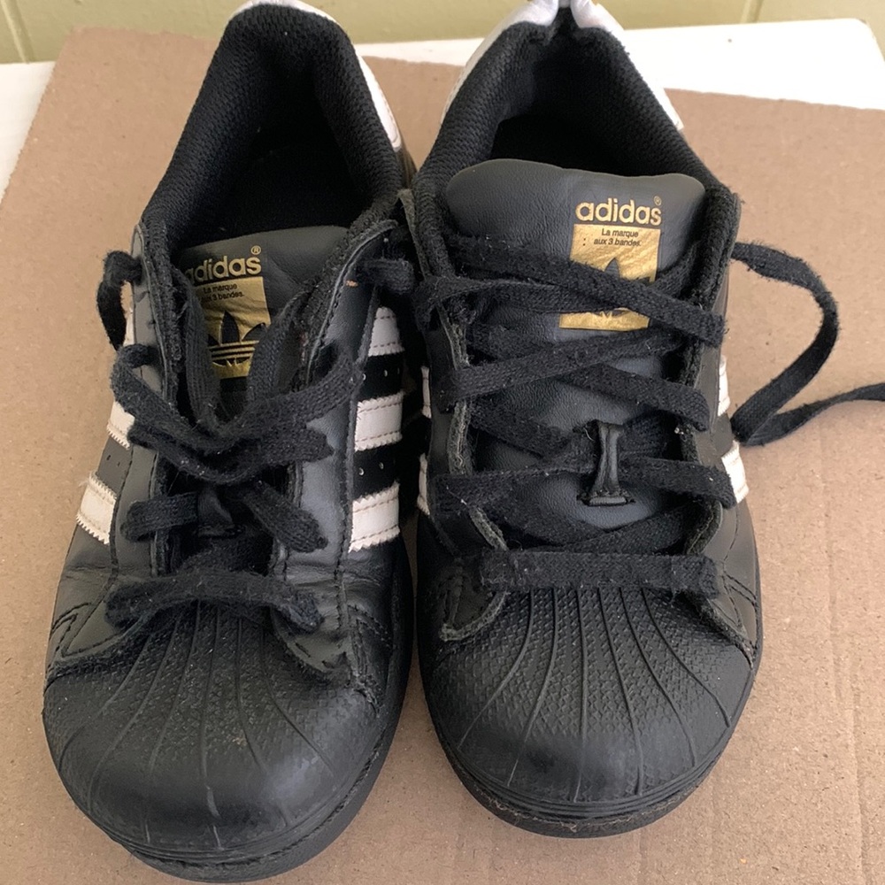 Adidas súperstar boys shoes use size 12